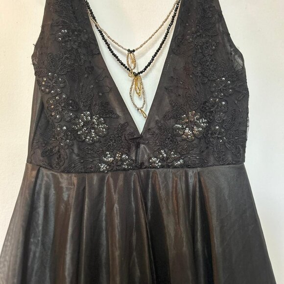 Robe de Soirée Noire Longue en Organza avec Décolleté Plongeant et Broderies - Picture 2 of 3